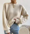 Beige trui met opstaande kraag en lange mouwen voor dames in een comfortabele stijl. - Abrikoos