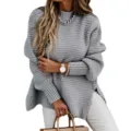 Maglione grigio a collo alto ampio a maniche lunghe con spacchi laterali, moda autunnale. - Taglia S / Grigio