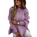 Vista di dettaglio maglione lavorato a maglia largo collo alto viola con spacchi. - Viola