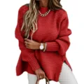 Dettaglio di un maglione rosso in grossa maglia con collo alto e spacco laterale. - Taglia S / Rosso