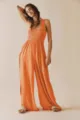 Details des ärmellosen gesmokten Oberteils und des orangen Jumpsuits mit weitem Bein. - S / Koralle