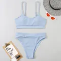 Ensemble de bikini côtelé bleu clair avec haut à col scoop et bas taille haute. - Bleu lac