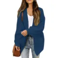 Nahaufnahme der blauen Damen Grobstrickjacke mit Ballonärmeln und weicher Textur. - Dunkelblau