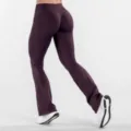 Vue détaillée du pantalon de yoga évasé sans coutures à taille haute en violet foncé. - Café Noir
