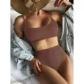 Ensemble de bikini taille haute côtelé marron, maillot de bain col U pour l'été chic. - Marron