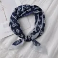 Dunkelblaue Blumendruck Quadratstuch für Damen, elegantes Frühlings-Halstuch Accessoire. - 58x58 / Blumen Erde Marineblau