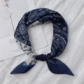 Nahaufnahme Detail eines dunkelblauen böhmischen Paisley-Quadratschals auf weißem Stoff. - 58x58 / Acker Paisley Dunkelblau
