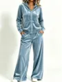 Vue détaillée de l'ensemble de survêtement en velours bleu doux pour femme et fille. - Bleu