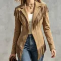 Vue rapprochée de la élégante veste à franges en daim marron avec col et détails de texture. - Kaki