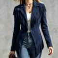 Vue détaillée de la veste à franges en suédine bleue pour femme avec revers et manches longues. - Bleu marine