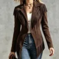 Détail de veste en daim marron à franges, vêtement d'extérieur à revers et manches longues. - Café
