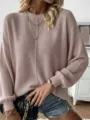 Vista detallada del jersey de punto holgado con cuello redondo para mujer y mangas largas. - Violeta Claro