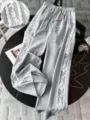 Lassige graue Freizeithose mit weiten Beinen und weißen Spitzenakzenten an der Seite. - S / Unterteile / Grau