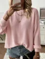Vista detallada del suéter de punto rosa con textura suave y ajuste cómodo para el día. - Rosa