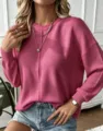 Primer plano y detalle del jersey de punto liso con cuello redondo y manga larga. - Rojo carmín