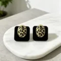 Vista detallada de pendientes ovalados con estampado de leopardo retro y borde metal. - Negro Flocado Leopardo