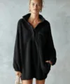 Gedetailleerd close-up van de zwarte fleece-truijurk met opstaande kraag en borstzak. - S / Dresses / Zwart