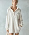 Comfortabele ecru sherpa fleece trui jurk met opstaande kraag en handige zakken. - S / Dresses / Wit