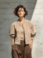 Gedetailleerd overzicht van dames casual mode suède pofmouw slanke plooijackjas. - Khaki