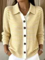 Vista di dettaglio del cardigan in maglia a righe gialle e bianche con bottoni marroni. - Taglia S / Top / Giallo