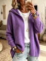 Vue détaillée d'un cardigan en tricot mauve à capuche confortable, texture douce et style décontracté. - Violet