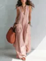Vue détaillée d'une combinaison rose ample avec col en V et grandes poches au style décontracté. - XS / Rose