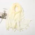 Elegante sciarpa in lino giallo chiaro da donna con pizzo e nappe. Protezione solare ideale. - Crema