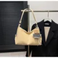 Bolso de hombro vintage de ante de otoño con colgante de oso, bolso grande de gran capacidad. - Con Colgante / Blanco