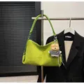 Bolso de hombro de ante sintético verde vintage para mujer, bolso casual de gran capacidad diario. - Con Colgante / Verde