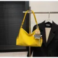 Bolso de hombro vintage de cuero mate amarillo, elegante bolso grande para mujer. - Con Colgante / Amarillo
