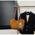Sac cabas marron vintage en suédine pour femme, grand sac porté épaule avec pendentif en peluche. - Avec Pendentif / Marron