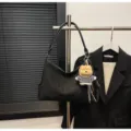 Bolso de hombro de ante negro para mujer, bolso de mano vintage bajo el brazo con oso. - Con Colgante / Negro