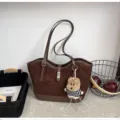 Sac cabas épaule marron en suédine rétro pour femme, grand sac fourre-tout tendance automne. - Avec Pendentif / Café (Texture Œil de Tigre)