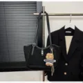 Sac cabas épaule noir vintage grande capacité pour femme, en cuir PU daim pour le bureau. - Avec Pendentif / Noir