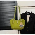 Sac à épaule rétro en suédine verte avec pendentif d'ours, fourre-tout chic d'automne. - Avec Pendentif / Vert