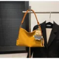 Bolso de hombro hobo de ante vintage de otono invierno gran capacidad bolso de almohada - Con Colgante / Marrón
