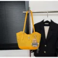 Sac cabas épaule femme en suédine jaune, vintage grande capacité sac à main fourre-tout. - Avec Pendentif / Jaune
