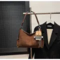 Bolso de hombro de ante vintage para mujer, bolso hobo grande con bonito oso de peluche. - Con Colgante / Marrón