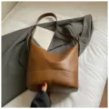Retro brown leather shoulder bucket bag for women, stylish commuting crossbody bag 2025. - No Pendant / Brown