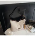 Sac cabas fourre-tout en suédine vintage décontracté pour femme, élégant sac porté épaule marron. - Avec Pendentif / Beige