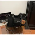 Black retro tote bag for women, large capacity shoulder bag, casual commuter underarm bag. - With Pendant / Black