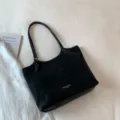 Sac cabas en cuir noir avec coutures contrastées et bandoulière, design rétro élégant. - Noir sans Pendentif