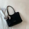 Sac cabas noir classique en cuir pour femme, grand sac porté épaule d'hiver avec joli lapin. - Noir Avec Pendentif