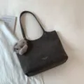 Grand sac cabas marron vintage pour femme, élégant sac porté épaule en cuir avec charm peluche. - Ébène Avec Pendentif