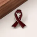 Broche de metal con cinta roja de concientización para campañas de beneficencia y eventos sociales. - Rojo Oscuro con Borde Plateado