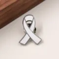 Broche de metal con cinta de conciencia blanca insignia de caridad accesorio de joyería. - Blanco Plateado