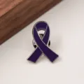 Detalle de broche de cinta de concienciación morada, insignia benéfica de esmalte metálico. - Morado Oscuro con Borde Plateado