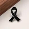 Broche de cinta de concienciación negra, pin de metal esmaltado para uso diario. - Negro con Borde Plateado