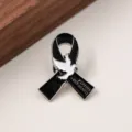 Broche de cinta conmemorativa de metal blanco y negro con paloma de la paz y texto grabado. - Cinta Negra con Paloma Blanca