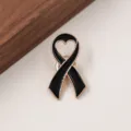 Broche de cinta de concienciación de esmalte negro corazón, elegante insignia caritativa. - Negro con Borde Dorado Corazón